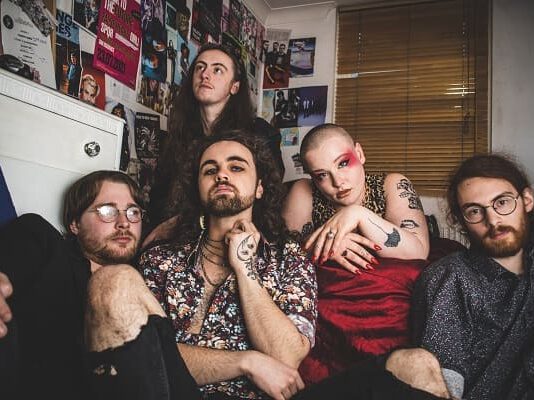 Gen And The Degenerates stellen Weichen für 2022