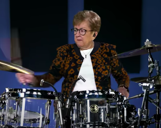 Oma covert „What’s My Age Again?“ von Blink-182 und fordert zum Drum-Battle The Godmother of Drumming Plays "What's My Age Again?"