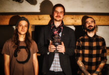 Antimanifest stellen den Song „Ins Messer“ vor Antimanifest