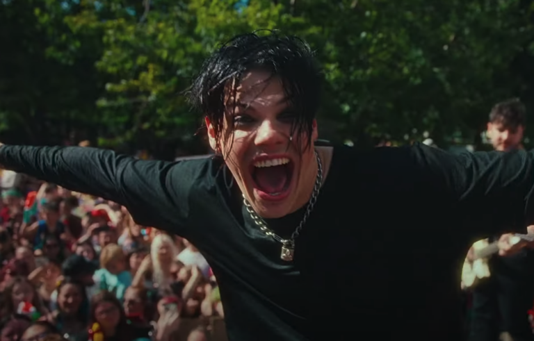 Yungblud: Schaut hier das Video zu „Don’t Feel Like Feeling Sad Today“