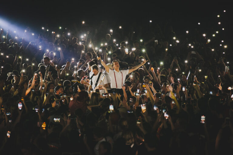 Kraftklub und Power Plush live in Hamburg