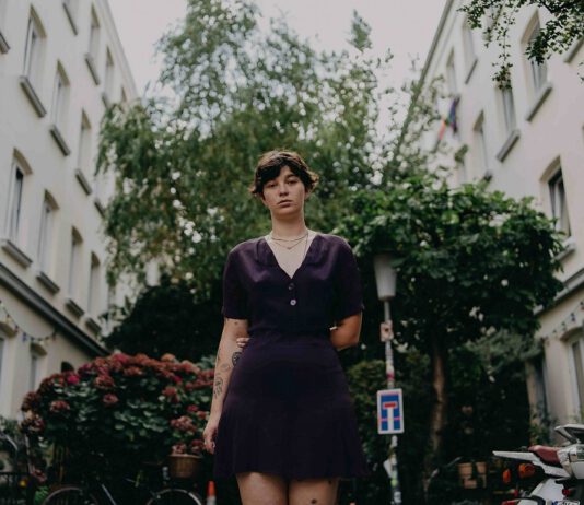 Shitney Beers mit letzter Albumauskopplung „Peaches Style“ Shitney Beers