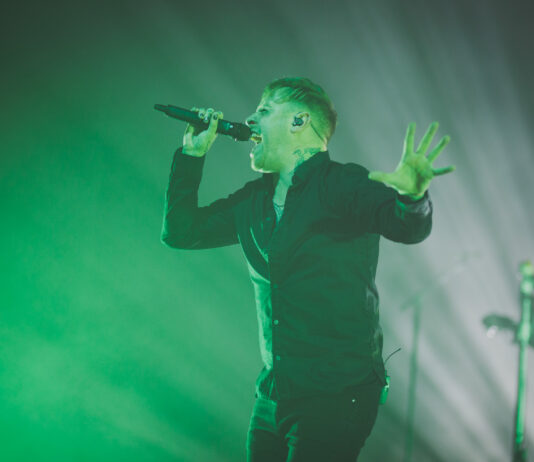 „I’m a human being trying my hardest“: Sam Carter (Architects) spricht offen über Stimmprobleme und Online-Kritik