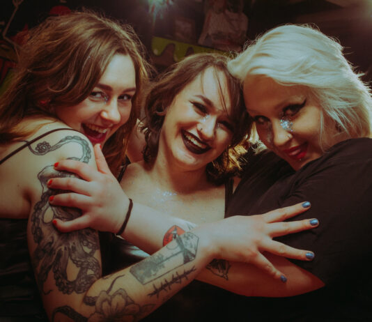 Ukrainisches Riot-Grrrl-Trio Death Pill kündigt Debütalbum an Death Pill