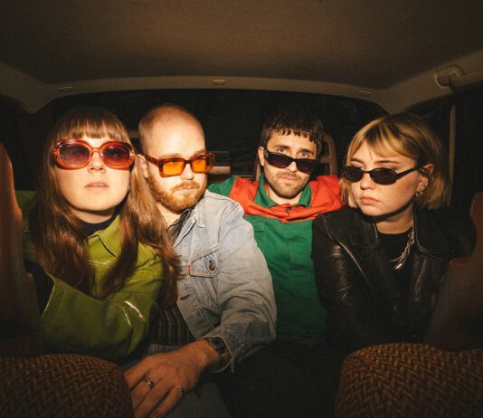 Girl Scout präsentieren den Song „Monster“ Girl Scout