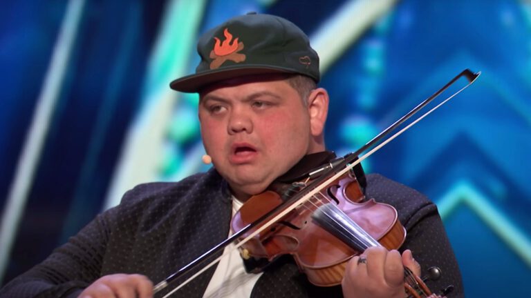 Geiger spielt „Chop Suey“ Cover bei America’s Got Talent