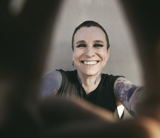 Laura Jane Grace teilt neue Single „Dysphoria Hoodie“ Laura Jane Grace