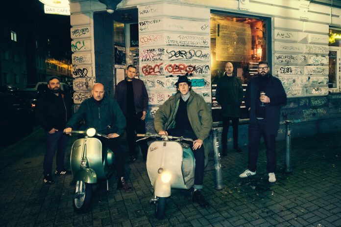 SONDASCHULE präsentieren mit ihrer dritten Single "Auf einen neuen Tag" eine emotionale Ska-Punk-Hymne in Gedenken an Gitarrist Daniel "Blubbi" Junker - Der Song ist am gestrigen 23. Juni erschienen, an dem sich der unerwartete Tod zum vierten Mal jährte.