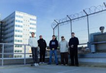 Kurz, laut, auf den Punkt: Hippie Trim veröffentlichen 95-Sekunden-Track „Bank Job“ Nachdem sich die Indie Punks HIPPIE TRIM zuletzt nach über zwei Jahren mit ihrer neuen Single „Up In Smoke“ zurückgemeldet haben, präsentiert das Quintett mit „Bank Job“ nun einen weiteren energetischen Track, der in 95 Sekunden alle Stärken der Band vereint.