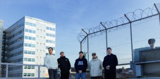 Kurz, laut, auf den Punkt: Hippie Trim veröffentlichen 95-Sekunden-Track „Bank Job“ Nachdem sich die Indie Punks HIPPIE TRIM zuletzt nach über zwei Jahren mit ihrer neuen Single „Up In Smoke“ zurückgemeldet haben, präsentiert das Quintett mit „Bank Job“ nun einen weiteren energetischen Track, der in 95 Sekunden alle Stärken der Band vereint.