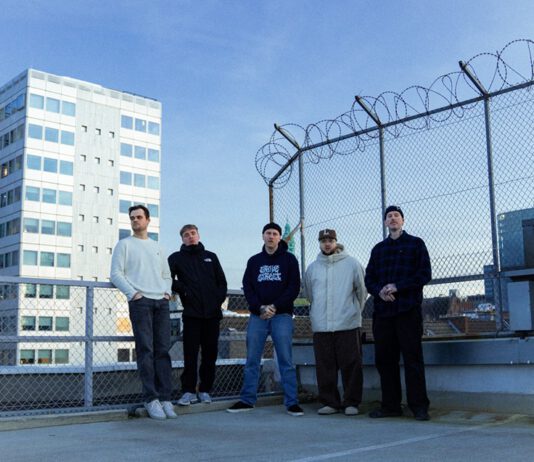 Kurz, laut, auf den Punkt: Hippie Trim veröffentlichen 95-Sekunden-Track „Bank Job“ Nachdem sich die Indie Punks HIPPIE TRIM zuletzt nach über zwei Jahren mit ihrer neuen Single „Up In Smoke“ zurückgemeldet haben, präsentiert das Quintett mit „Bank Job“ nun einen weiteren energetischen Track, der in 95 Sekunden alle Stärken der Band vereint.