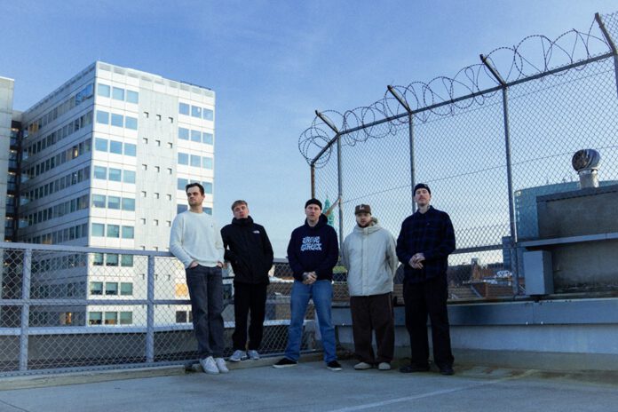 Nachdem sich die Indie Punks HIPPIE TRIM zuletzt nach über zwei Jahren mit ihrer neuen Single „Up In Smoke“ zurückgemeldet haben, präsentiert das Quintett mit „Bank Job“ nun einen weiteren energetischen Track, der in 95 Sekunden alle Stärken der Band vereint.