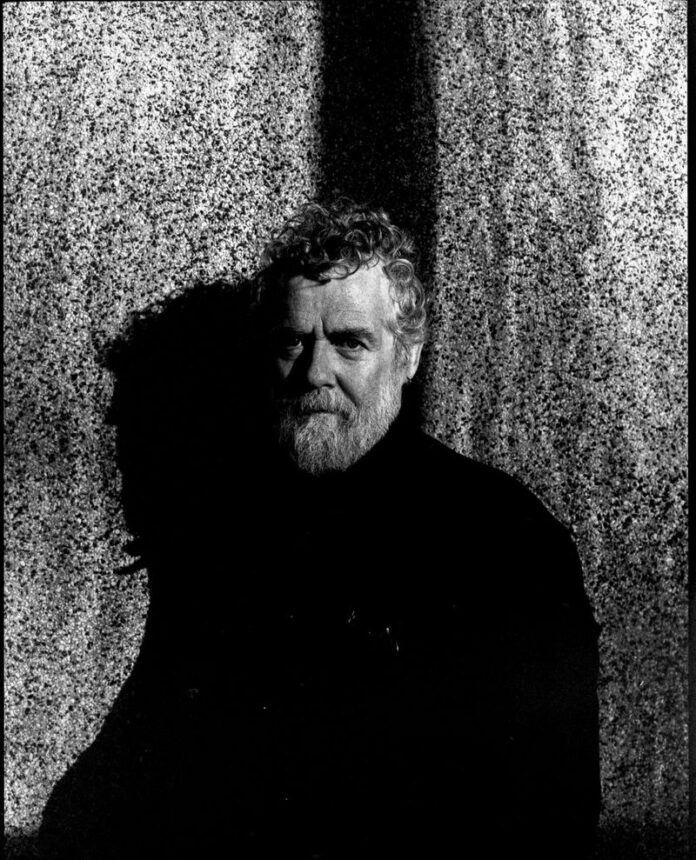 Pressefreigabe Tribut an Shane MacGowan: Glen Hansards Interpretation von „Bottle of Smoke“ veröffentlicht